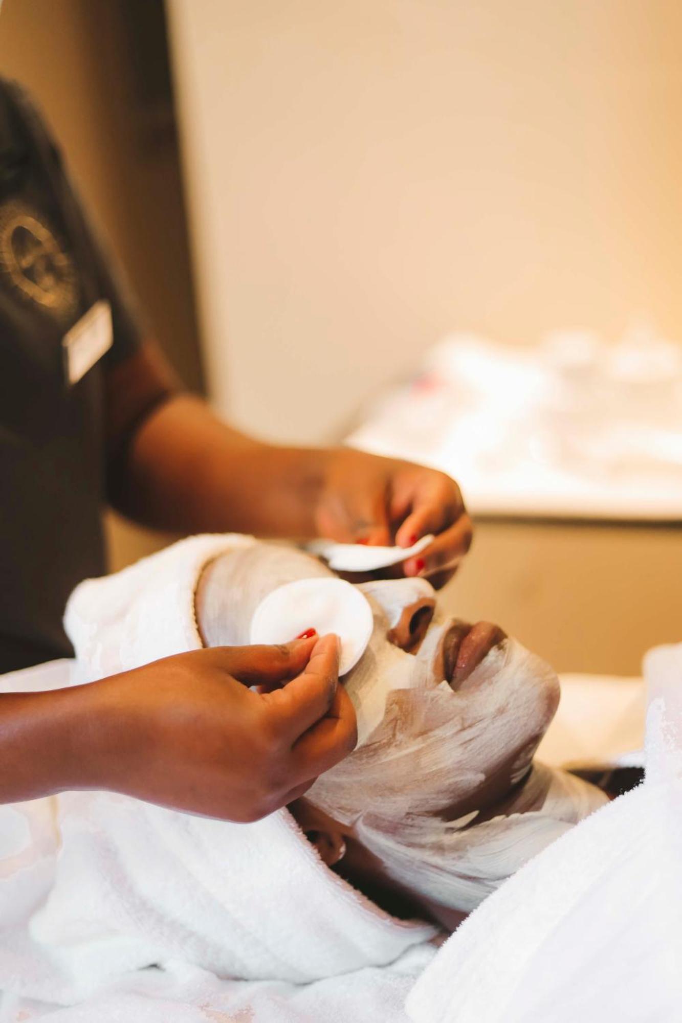 فندق ومركز مؤتمرات راديسون بلو كيغالي المظهر الخارجي الصورة A woman applying a facial mask
