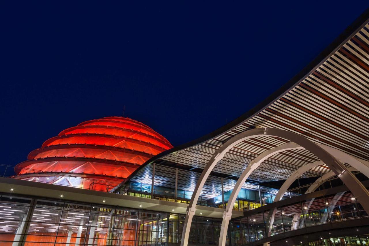 فندق ومركز مؤتمرات راديسون بلو كيغالي المظهر الخارجي الصورة The station at night