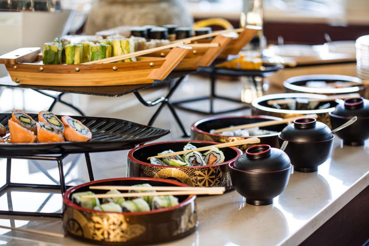 فندق ومركز مؤتمرات راديسون بلو كيغالي المظهر الخارجي الصورة Sushi at the buffet